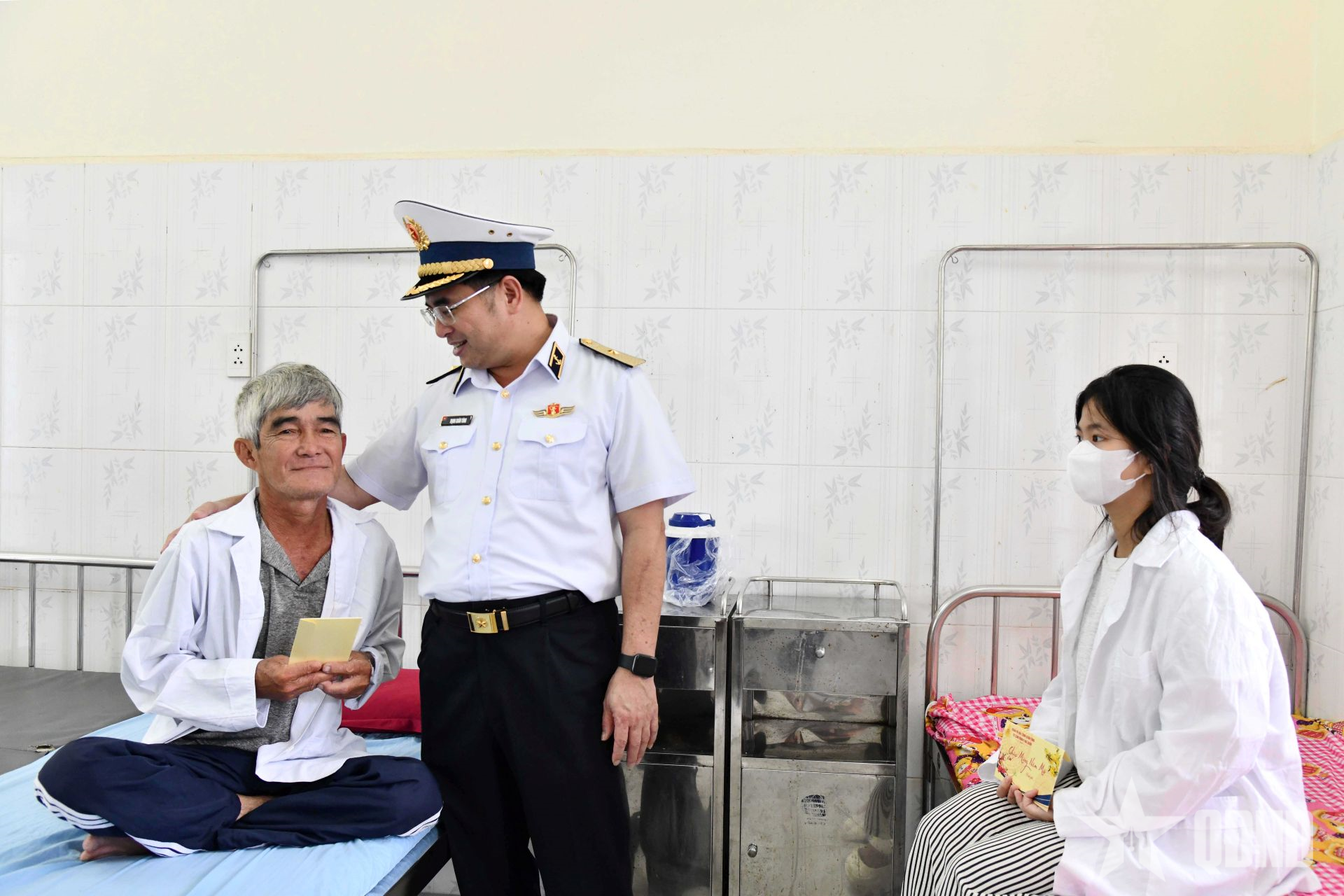 Bộ tư lệnh Vùng 5 Hải quân thăm, tặng quà gia đình chính sách